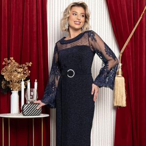 Платье вечернее тёмно-синее из трикотажа от бренда LT Collection. Особенностью модели является длинный втачной кружевной рукав, добавляющий образу утонченности и романтичности. Округлая горловина украшена декоративной сеткой, которая заканчивается выше линии груди, придавая платью загадочность и шарм. В комплект входит пояс с пряжкой, украшенный стразами, который изящно подчеркивает талию и завершает ваш стильный образ.