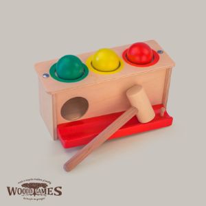 Стучалка с шариками.
Развивающая игрушка для малышей. Способствует развитию координированной моторики рук, изучению трех основных цветов и развитию логического мышления при сопоставлении цветов шарика и лунки.
В комплект входят три деревянных шарика (красный, желтый, зеленый) и деревянный молоточек.
Материал: бук, фанера.
Размер: 23*12*11 см.