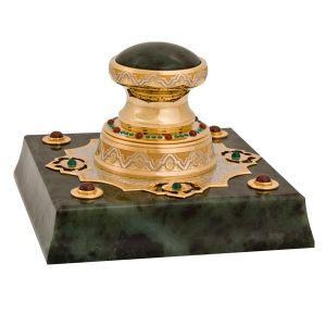 Печать на камне. Материалы: изделие выполнено из медного сплава; покрытие никелем (10 мкм), золотом (5 мкм), использованы нефрит, изумруды 34 шт., гранаты 10 шт.