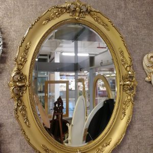 Овальное зеркало в раме под бронзу