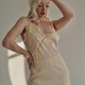 Лёгкая атласная туника с мягким кружевом - востребованная модель в категориях “домашняя”, “праздничная”, “evening”. Хорошо продаётся в светлых оттенках, подходит для капсул и лукбуков. Визуально вытягивает фигуру.
Материал: атлас + кружево
Размеры: 40-48 (большие размеры обсуждаются индивидуально)