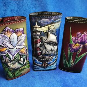 Ключницы для всей семьи))). Изделия из кожи. СКСтиль. Шторм, Ирис, Ирис и птичка.
Резьба по коже, карвинг, тиснение по коже, акрил, аэрография.
Сделана из натуральной кожи растительного дубления КРС. Изображение выполнено в техниках ручного тиснения и окрашивания. Все срезы кожи скруглены, отшлифованы и окрашены. Это позволяет защитить кожу от вымывания дубильных веществ и жиров, увеличивая срок ее службы, и придает изделию более эстетичный и законченный вид. Ключница изготавливается под заказ. Изображение и конструкция могут быть изменены по вашему желанию. Эскизы и декор делаем по фото или по картинкам из интернета. Можно совместить элементы с разных изображений.