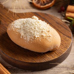 Пирожок с вишней: традиционное дрожжевое тесто, вишневый конфитюр с кусочками ягод