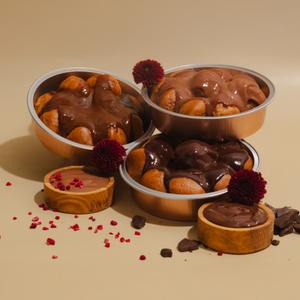 Замороженные десерты.
Профитроли с молочным шоколадом, с абрикосом, с вишней и ванилью, с темным шоколадом, с соленой карамелью, с ананасом, бананом и маракуя. 
Чистый состав. Без красителей и консервантов. Натуральный продукт.
Срок годности - 180 суток в заморозке, дою 5 суток после дефроста.
Упаковка: индивидуальная..
Работа в СТМ и ТМ Десертус