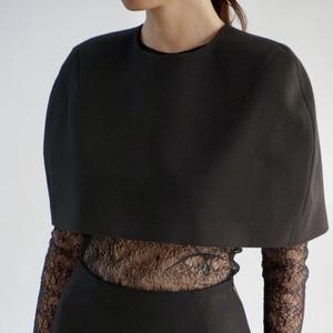 Комбинированный образ из плотной костюмной ткани и кружева. Материал не тянется, держит форму, хорошо снимается на видео. Сет идеально подходит для категорий “вечерние”, “коктейльные”, “capsule party”.
Материал: костюмная ткань + эластичное кружево
Размеры: 40-48