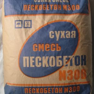 Эта недавно появившаяся строительная смесь сразу же начала пользоваться повышенным спросом, поскольку является универсальным материалом с отменными характеристиками. Состоит из цемента и ряда добавок, благодаря чему приготовленный раствор быстро застывает. Если сравнивать материал с аналогами, пескобетон М 300 значительно опережает их по целому ряду показателей. Таковыми являются: Высокая надежность и прочность. Сохранение своих свойств длительное время. Возможность переносить высочайшие нагрузки. Устойчивость против повреждений любого вида, в том числе и механических. Высокая плотность. Стойкость против влаги, адаптация к быстрым изменениям температурного режима. Доступная для любого потребителя стоимость. Отсутствие усадки. Водонепроницаемость. Экологичность.