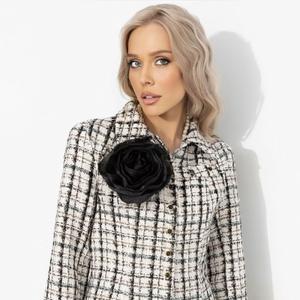 Жакет в стиле Шанель от компании Charutti, выполнен из ткани "Шанель". Отложной воротник на стойке, длинные рукава, по переду застёжка на пуговицы. Без подклада. Легко стилизовать с джинсами, брюками или юбкой. Брошь в комплект не входит, продается отдельно.