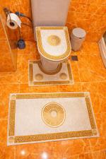 Imperial Luxe — Набор из 3-х бархатных ковриков для ванной с кожаной противоскользящей основой и элегантным золотым узором.