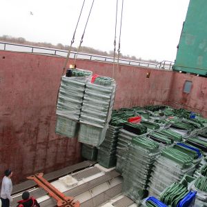 Морской порт Астрахань. Выгрузка пластиковых мусорных баков, прибывших из Ирана.