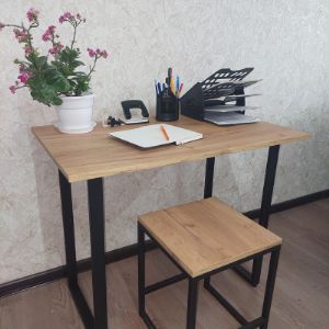 Визуально легкий и компактный письменный стол, практичный выбор для обустройства рабочего места.