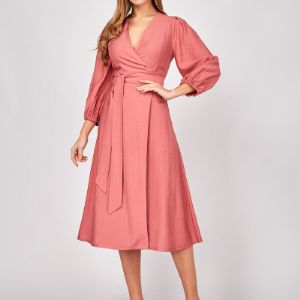 Летнее платье на запах из вискозы в розовом цвете.