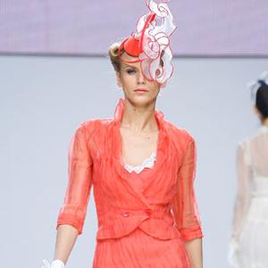 Разрабатываем женскую одежду для производства в разных ценовых категориях. 
Производим в России и Китае.
Вы можете сделать заказ на разработку и производство женской одежды.