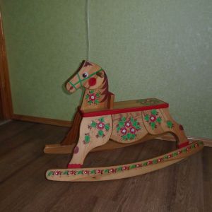 Деревянный конь - качалка с росписью для детей до 5 лет. Эта игрушка выигрывает своей практичностью перед аналогом сделанном в мягком варианте тем, что его можно протереть после ребенка и конь будет опять новый.