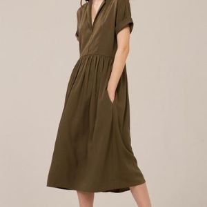 SS1704_dr111_khaki. Зеленое платье от бренда Trends Brands Base. Модель отрезная по линии талии. Изделие с коротким рукавом.