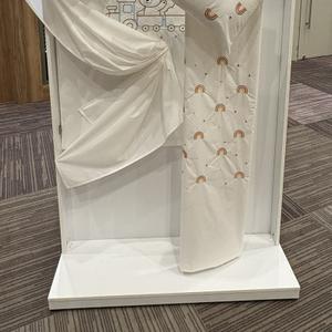 Комплект постельного белья для малышей из поплина с вышивкой.
Нежный дизайн с аккуратной вышивкой и мягкими детскими мотивами создаёт атмосферу уюта и спокойствия в детской кроватке. Натуральный поплин — мягкая, дышащая и гипоаллергенная ткань, бережно соприкасающаяся с чувствительной кожей малыша. Идеальный выбор для комфортного и спокойного сна с первых дней жизни.