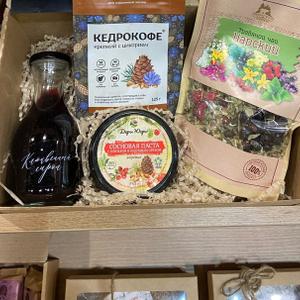 Дары Югры подарочный набор из дикоросов: кедровое кофе, сироп из молодых кедровых шишек, сосновая паста из лесной клюквы и кедрового ореха.