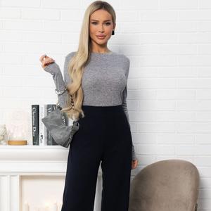 Брюки прямого кроя из трикотажа в тёмно-синем цвете от бренда LT Collection. Тёмно-синий цвет – это всегда беспроигрышный выбор, легко сочетающийся с любыми оттенками. Практичная боковая молния придаёт изделию лаконичность и обеспечивает лёгкость надевания. Эти брюки станут основой как для деловых, так и для повседневных образов, позволяя вам оставаться стильной в любой ситуации. Они обязательно займут почётное место в вашем гардеробе!