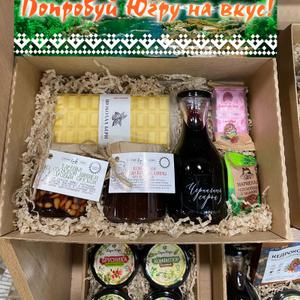 Дары Югры подарочный набор из дикоросов: сироп из лесной черники, варенье из молодых сосновых шишек с кедровым орехом, мармелад из сосновых шишек, кедровый мармелад с малиной, шоколад из дикоросов.