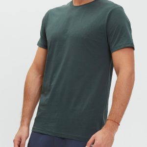 Темно-зеленная футболка пользуется большим спросом.