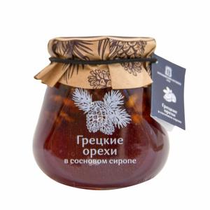 Натуральное варенье грецких орехов в сосновом сиропе - это уникальный продукт, который изготавливается из экологически чистых ингредиентов - свежих грецких орехов и натурального соснового сиропа.
Грецкие орехи являются насыщенным источником витаминов, минералов и других полезных элементов, которые поддерживают иммунную систему, способствуют красоте кожи и волос, а также повышают уровень энергии и выносливости.

Варенье не содержит искусственных красителей, ароматизаторов и консервантов, поэтому является идеальным выбором для людей, которые заботятся о своем здоровье и питаются правильно.