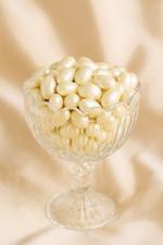 Миндаль в белой шоколадной глазури оптом от производителя