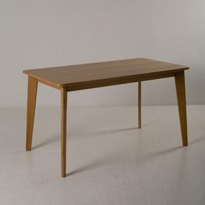 Этот стол из дуба станет воплощением надежности и уюта в вашем доме. Благородная текстура дерева и строгая геометрия создают теплую атмосферу и делают модель универсальным решением для современного, скандинавского интерьера или минимализма.

Комфортные размеры (135x75x75 см) позволяют с удобством разместить до 6 человек, превращая каждую трапезу в уютное событие для всей семьи.

Ножки из цельного массива дуба и надежная фурнитура выдерживают активное использование, а столешница, покрытая прочным лаком, надежно защищена от влаги, царапин и случайных ударов. Это гарантирует, что природная красота дерева останется неизменной, а стол станет вашим семейным наследием на долгие годы.