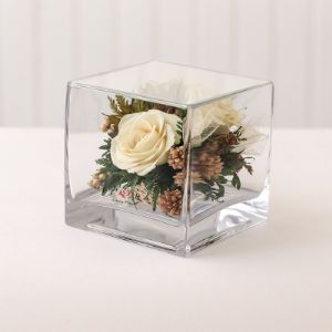 Айвори розы в малой кубической вазе