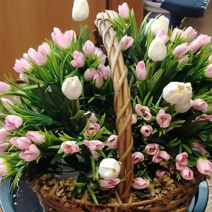 Корзина плетёная с композицией Апрель