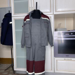 Модель 251/212 – 81,90 BYN
Костюм мужской производственный для защиты от общих производственных загрязнений. Состоит из куртки и полукомбинезона.