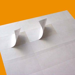 Самоклеящаяся бумага формата А4 с широкой размерной линейкой. Для печати на лазерных и струйных принтерах.