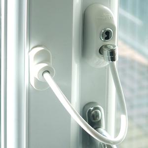 Панорама Караганды предлагает установку и продажу через офис защиты на окна от детей.
Основа устройства состоит из многожильного троса, который выдерживает нагрузку до 550 кг,
 таким образом открыть створку окна возможно только с помощью ключа.
Стоимость – 2 500 тенге.
Цена с установкой – 4 000 тенге.
Цена актуальна на декабрь 2025 года.