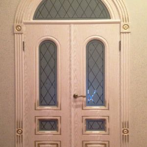 Двустворчатая дверь с арочной фрамугой