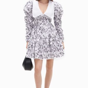 Платье-мини из 100% хлопка – модель приталенного кроя с длинными рукавами-буфами. Платье декорировано цветочным принтом, воланом и кружевной отделкой, дополнено широким отложным воротником.