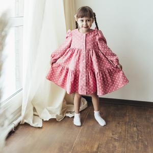 Платье "Николь" из муслина размерный ряд 104-128. Длина изделия чуть ниже колена. Застежка-центральная планка на 6 петель и 6 пуговиц. Низ рукава обработан швом в подгибку с закрытым срезом и в припуск вставлена резинка. Декором платья служат втаченные в верхнюю часть оката крылышки