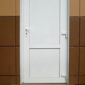Панорама Караганд изготовит и установит изделия из ПВХ любой сложности.
Основные преимущества металлопластиковых дверей, это – тепло- и звукоизоляция, которые имеют особую ценность в частных домах,
 квартирах с проблемами отопления и офисах, находящихся в шумных местах города.
 Разные уровни защиты, позволяют использовать двери ПВХ как межкомнатные, балконные и входные.
 Установка таких дверей, это создание прекрасной герметичности, которая противостоит появлению сквозняков,
 распространению запахов и выпуску тепла из помещения.
 Современные двери ПВХ становятся надежным барьером между внешней средой и домашним уютом.
Стоимость стандартной двери 0,8*2,1м из дверного профиля Funke:
в белом цвете - от 120 000 тенге;
Цена актуальна на декабрь 2025 года
Выезд замерщика бесплатно.
Гарантийное обслуживание в течение 1 года.
