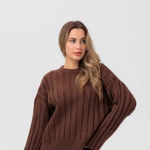 Качественный и тёплый женский свитер вязаный, комфортный для повседневной носки и продажи в интернет-магазинах.