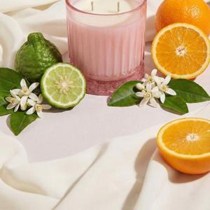 Ароматическая свеча 355 мл с ароматом "Цветень солнечный" 

Будто ранним утром распахнули окно в старинной усадьбе — и в дом вошёл свежий ветер с южных садов. Тонкий, благородный аромат бергамота раскрывается лёгкой цитрусовой прохладой, за ним звучит нежный цвет нероли, а тёплая сладость апельсина наполняет пространство солнечным сиянием.
Пламя свечи мягко колышется, отбрасывая золотистые отблески — словно лучи закатного солнца на резных наличниках. В воздухе витает чистота, свет и спокойствие, будто после долгой дороги вы наконец дома.
Аромат бодрит и вместе с тем умиротворяет: помогает собрать мысли, вдохновляет на творчество, наполняет дом теплом и душевной ясностью.