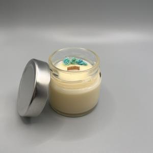 Искристая сладость праздника: переливы ягодного ликёра и пузырьки игристого. Аромат радости, флирта и тёплого блеска вечера.
Верхние ноты: яблоко, персик, зеленые ноты
Средние ноты: шампанское, малина, фруктовые ноты, фиалка
Базовые ноты: пралине