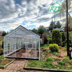 Каркас теплицы "Коттедж"  вид с торца
Каркас из стальной оцинкованной профильной трубы размером 20х40 мм.
С шагом между дугами 0,65 метра или 1 метр.
Каждая дуга усилена ребром жёсткости с 11-ю продольными перемычками.
Данная теплица имеет надежное краб соединение, которое крепит перемычку к дуге в одну плоскость, что даёт полное прилегание поликарбоната ко всей конструкции каркаса, тем самым увеличивая срок службы.
2 двери, 2 форточки, евро ручки , 2 крючка, конек на всю длину, штатная система для подвязывания растений.
Полный комплект фурнитуры и кровельных саморезов для сборки теплицы.
Возможность увеличения теплицы на любую длину кратно 2-ум метрам (10,12,14 метров и т.д.)