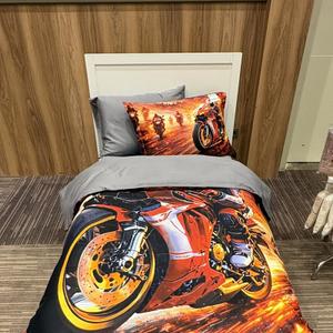 Детский комплект постельного белья из поплина с 3D-принтом.
Яркий динамичный дизайн с эффектом объёма создаёт ощущение скорости и драйва, превращая спальню в пространство настоящих приключений. Реалистичный 3D-принт с мото-тематикой особенно понравится юным любителям техники и активного стиля. Поплин — мягкая, дышащая и прочная ткань, комфортная для ежедневного использования и простая в уходе.