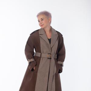 Тренч «Е́CLATVOUS» комбинированный из шерсти и хлопка

Представляем вашему вниманию эксклюзивный тренч от бренда Е́CLATVOUS, выполненный в итальянском дизайне и изготовленный из высококачественного комбинированного материала — природной шерсти и хлопка. Этот элегантный тренч подчеркнет вашу индивидуальность и станет изюминкой любого образа.
Преимущества:
Уникальность: Благодаря малым партиям выпуска, вы получите тренч, которого нет у других.
В продаже S (42-44) ; М (44-46); L-(46-48); ХL (48-50)
Есть в бежевом цвете
На модели 42 размер. Параметры модели: рост 160 (94х74х94)