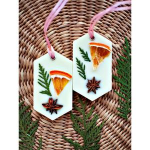 Арома Саше
 Изготовлено из натурального воска с добавлением элементов декора, использован аромат - новогодний апельсин. Цена - 500 руб.