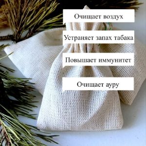 Хвойный дух оказывает влияние на функцию головного мозга, повышает работоспособность, улучшает сон, устраняет нарушения, возникшие в работе сердечно-сосудистой системы. Сосновый дух проявляет антисептическое действие. Он очищает воздух в накуренном помещении. Человек, находящийся в комнате, наполненной ароматом хвойного дерева, ощущает прилив сил, понимает, что любая неприязнь, скверность и грязь — временны, а жизнь — прекрасна и удивительна.Сосна способна очистить ауру человека от постороннего воздействия, частично снять порчу. В старину считалось, что запах сосны способствует избавлению от чувства вины. Она также помогает поднять тонус. Это сильный антидепрессант, поднимает иммунитет.Мешочек с хвоей можно использовать в любом помещении, даже в ванной комнате или спальне, его можно как повесить, так и положить.