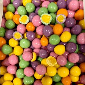 Яркое и необычное сочетание сочного манго и нежной шоколадной глазури с насыщенным ягодным вкусом. Внутри — мягкое фруктовое ядро с натуральной сладостью манго, снаружи — тонкий слой шоколадной глазури с ароматами ягодного микса, создающий гармоничный баланс вкуса.
Продукт привлекает внимание своим аппетитным внешним видом и оригинальным вкусом, идеально подходит как для подарочных наборов, так и для импульсных покупок в рознице.