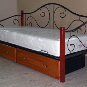 Кровать "Гарда 7" ― одноместная кровать-диван, выполненная из комбинированных материалов ― металла и массива березы. Производство ― Россия. Идеальное решение для гостиной или загородного дома. Спинка-изголовье выполнена из гнутого металла, образует красивый ажурный элемент, легкий и не навязчивый. Удобное боковое изголовье защищает стену от истирания. А также служит дополнительной опорой, на которую для большего комфорта вы можете облокотиться во время чтения или просмотра телевизора. Особенности конструкции позволяют сочетать преимущества нескольких предметов мебели. Кровать "Гарда 7"― это одновременно и кровать, и диван. 
Особенность кроватей из фигурного металла ― внешняя легкость и воздушность при имеющейся надежной конструкции и прочности материала. У данной кровати небольшие габаритные размеры, что актуально для комнат с маленькой площадью. 
ЦВЕТ каркаса (металла) ― черный матовый, ЦВЕТ березы ― орех.
Кровать "Гарда 7"- отечественный аналог очень популярной малазийской кровати. Проект разработан в рамках политики импортозамещения. ЦВЕТ каркаса (металла) ― черный матовый, ЦВЕТ березы ― орех. Мебель "Офелия " российского производства незначительно отличается по внешнему виду и цвету деревянных элементов. Вместо массива гевеи используется массив берёзы. Главным преимуществом данного нововведения является значительно более надёжная конструкция мебели, отсутствие типичных для малайзийской мебели проблем с прочностью конструкции, скрипом ламелей, повреждениями в ходе транспортировки и многократных погрузочно/разгрузочных работ.

Отличительные особенности кроватей Кровать "Гарда ":

- заменены врезные ламели на накладные (для исключения стука и скрипов). Данное отличие не только усиливает саму царгу за счёт меньшего количества вырезанного металла, но также избавляет кровать от одного из основных недостатков — скрипа ламелей. Плюс небольшие пластиковые заглушки в местах крепления дополнительных ножек, что смотрится очень эстетично.

- машинная обработка деревянных элементов. Все деревянные элементы изготавливает станок с ЧПУ, что исключает отличия элементов, а также позволяет рисунку элемента выглядеть более чётким и глубоким.

- замена «сквозного» перехода витков в изголовье на «перекрестный», что обеспечивает отсутствие сварочных швов. Трубы проходят одна за другой, составляя плавный и изящный рисунок.

- замена крепления футоркой на крепление саморезом по дереву.

- незначительное изменение ножек. Ножки (и все деревянные элементы) отличаются от оригинала по цвету и фактуре дерева. Поэтому цвет российского аналога назван «Орех». Он чуть интенсивнее.

- съемные матрасодержатели. На российском аналоге матрасодержатели снимаются, а в оригинале — приварены намертво. Такой вариант даёт большую свободу, можно не устанавливать вовсе.

- толщина металла (для увеличения прочности и надежности). Профиль квадратной трубы у российского аналога такой же, как у малайзийского оригинала — 3*3 см, но толщина самой стенки не 1 мм, а 1,5 миллиметра! Это значительное отличие, которое при учёте дополнительных ножек снимает ограничения по весу в 90 кг (Малайзия) и устанавливает эту планку на уровень до 120 кг на спальное место (Россия).

По желанию можно комплектовать кровать выкатными ящиками на колесных опорах. Размер ящика 90х75х28 (шхдхв). Цена за 1 ящик ― 3100 руб.