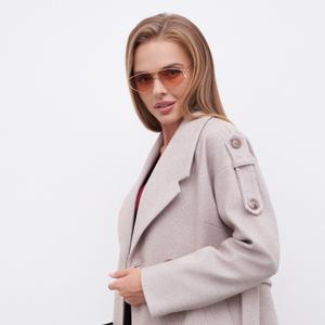 Модель 2210
Стильное длинное женское пальто из шерсти — идеальный выбор для весеннего, осеннего и даже зимнего сезона. Это верхняя одежда свободного кроя создана специально для современных женщин, ценящих комфорт и элегантность в одном образе. Благодаря классическому прямому силуэту и длине до пола изделие подходит как для повседневных прогулок, так и для деловых встреч. Мягкая ткань с добавлением натуральной шерсти делает модель особенно теплой, легкой и приятной на ощупь. Натуральный утеплитель обеспечивает защиту в холодную погоду, а плотная подкладка сохраняет тепло внутри.
Модное решение — лаконичный воротник и аккуратные пуговицы на передней части изделия. Такой вариант осеннего пальто отлично смотрится в сочетании с поясом: вы можете подчеркнуть талию или оставить силуэт оверсайз, что актуально для беременных девушек и любителей свободного стиля. Рукава выполнены с погонами, что придает образу нотки классики и строгости. Универсальное демисезонное решение больших размеров прекрасно сочетается с различными стилями одежды — от делового до городского casual.
Особое внимание уделено деталям: аккуратные швы по всей длине изделия говорят о высоком качестве исполнения. Шерсть высокого качества позволяет сохранить презентабельный вид даже после длительного ношения. Подклад сделан из приятного материала, который не раздражает кожу и способствует дополнительному комфорту во время носки.
Это не просто вещь – это ваш новый вдохновляющий образ, который покоряет!