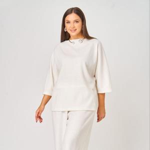 Костюм (можно приобрести отдельными позициями)
Цвет: молочный
Джемпер:  
– свободный силуэт  
– горловина «лодочка»  
– спущенный рукав 1/4  
– декоративное украшение  

Брюки:  
– прямой силуэт  
– пояс с эластичной тесьмой  
– карманы в боковых швах