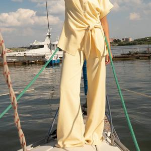 Костюм брючный жёлтого цвета от бренда LT Collection. Этот легкий и стильный комплект станет идеальным выбором для прогулок вдоль реки, по городу или на борту яхты. Свободный силуэт делает его универсальным и удобным для жарких дней. Вы можете носить его как цельный ансамбль для эффектного появления или сочетать блузку и брюки с другими элементами вашего гардероба.