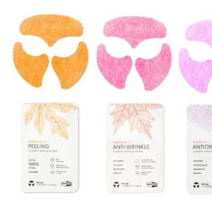 7-дневная программа комплексного ухода из 5 формул

Обладает уникальной концентрацией натуральных веществ и набором действий (см. вкладку ДОПОЛНИТЕЛЬНО) в одном продукте, обеспечивая максимальный омолаживающий накопительный эффект / 10 нанесений

Peeling/пилинг/1
Anti-wrinkle/борьба с морщинами/3
Antioxidant/антиоксидантная защита/2
Anti-aging/борьба со старением/2
Zen (заряд энергией)/2
Подтвержденная дерматологическая безопасность — Advanced Science Laboratories (США)

Клинически доказанная эффективность — лаборатория Bionos Biotech (Испания)

Подходит для всех типов кожи и пола

Гипоаллергенный продукт

100 % натуральный состав

Сухая сыворотка из нановолокон - абсолютно натуральная сыворотка без добавок, консервантов, химических веществ и даже без воды. Она содержит в 40 раз больше активных компонентов, чем традиционная косметика, обеспечивает в 15 000 раз большую площадь контакта с кожей и доставляет в 24 раза больше активных веществ, чем обычные патчи и маски, а также в 5 раз больше, чем традиционные сыворотки.

На патчи нанесена уникальная быстровпитывающаяся сухая сыворотка из нановолокон, имитирующих внеклеточный матрикс кожи. Эти волокна содержат миллионы микрокапсул с полезными веществами (технология нанокапсулирования NUENEX). При контакте с влажной кожей оболочка волокон растворяется, активные вещества высвобождаются и проникают в дерму, действуя на клеточном уровне.

Peeling
INCI: Пептиды морского коллагена, пуллулан, вода, экстракт продукта ферментации лактобактерий и плодов гранатового дерева, каприловый/каприновый триглицерид, экстракт продукта ферментации лактобактерий и корня эвтремы японской, глицерин, спирт денатурированный, экстракт плодов дынного дерева, экстракт плодов мангиферы индийской, масло мяты перечной, экстракт плодов клюквы крупноплодной, экстракт семян моринги масличной, лейконосток-экстракт редиса ферментный, стевиозид, холестерин, эйкозапентаеновая кислота, экстракт акмеллы огородной, лимонен, бета-ситостерин, экстракт луковицы белоцветника летнего, линалоол.

Antioxidant
INCI: Пептиды морского коллагена, пуллулан, вода, экстракт плодов эвтерпы овощной, экстракт семян гриффонии простолистной, глицерин, экстракт листьев камелии китайской, спирт денатурированный, экстракт семян моринги масличной, масло лимонного сорго, масло листьев розмарина обыкновенного, стевиозид, лейконосток-экстракт редиса ферментный, цитраль, масло соевых бобов, экстракт акмеллы огородной, экстракт коры сосны лучистой, фермент лактобактерий, токоферол, гераниол, бета-ситостерол, лимонен, линалоол, экстракт луковицы белоцветника летнего, бензоат натрия, сквален, сорбат калия, эвгенол, цитронеллол.

Anti-wrinkle
INCI: Пептиды морского коллагена, пуллулан, гидролизованный экстракт фиалки трехцветной, экстракт селагинеллы чешуелистной, вода, глицерин, экстракт апельсина сладкого, экстракт граната обыкновенного, лизат каллусных клеток куркумы длинной, масло пеларгонии душистой, экстракт семян моринги масличной, стевиозид, цитронеллол, лейконосток-экстракт редиса ферментный, масло листьев розмарина обыкновенного, экстракт акмеллы огородной, фермент лактобактерий, гераниол, линалоол, лимонная кислота, экстракт коры красного клена, цитраль, экстракт луковицы белоцветника летнего, лимоне.

Anti-aging
INCI: Пептиды морского коллагена, пуллулан, экстракт семян гриффонии простолистной, экстракт ламинарии японской, каприловый/каприновый триглицерид, вода, глицерин, экстракт гематококка дождевого, экстракт семян моринги масличной, эйкозапентаеновая кислота, масло лимонного сорго, масло листьев розмарина обыкновенного, стевиозид, холестерин, лейконосток-экстракт редиса ферментный, цитраль, экстракт акмеллы огородной, бета-ситостерин, гераниол, лимонен, бета-каротин, докозагексаеновая кислота, линалоол, фосфолипиды, фитостерин, экстракт луковицы белоцветника летнего, эвгенол, цитронеллол.

Zen
INCI: Пептиды морского коллагена, пуллулан, экстракт семян грифона симплицифолии, глицерин, вода, лизат каллусных клеток куркумы длинной, лизат стволовых клеток дикой оливы, экстракт моркови, экстракт семян моринги масличной, масло лимонного сорго, масло листьев розмарина обыкновенного, стевиозид, цитраль, лейконосток-экстракт редиса ферментный, экстракт акмеллы огородной, лимонная кислота, гераниол, лимонен, линалоол, экстракт луковицы белоцветника летнего, гуаровая камедь, эвгенол, ксантановая камедь, токоферол, цитронеллол.