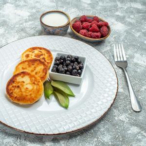 Сырники &#34;Домашние&#34; 300 г 
Сырники с изюмом 300 г 
Сырники с маком 300 г